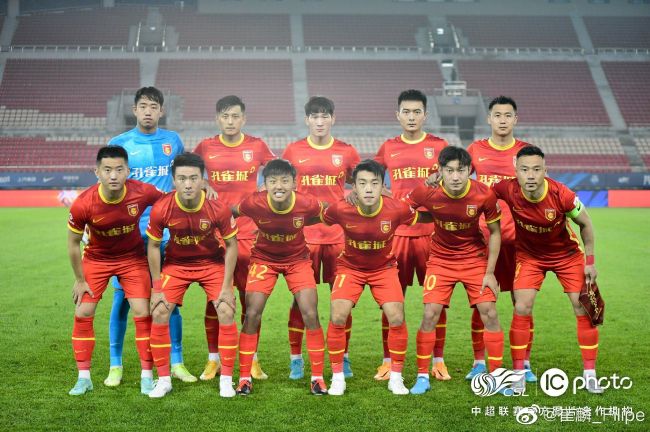 同期发布的终极海报揭晓了唯一的生机所在，少女们奋力逃向古城遗迹仅存的出口，掉落的氧气罐和紧跟其后穷追不舍的鲨群，昭示了她们已再无退路，否则，岩洞中触目惊心的白骨就是她们的下场