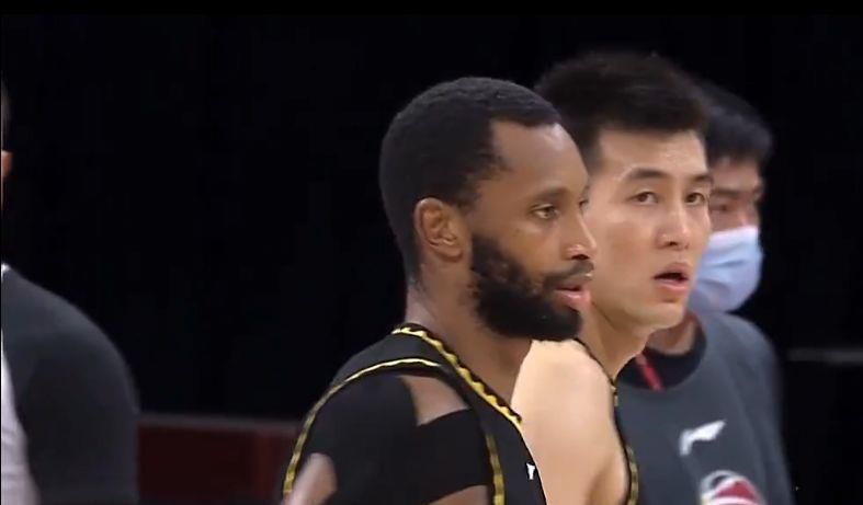 现在忽然听万破军自称属下，两人心中均是骇然无比，照这意思，万龙殿应该已经成了叶辰的了。